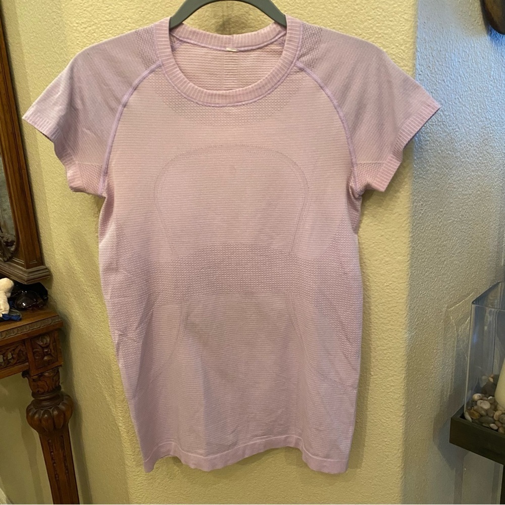 LULULEMON Women Light Lavender Swiftly Tech Top Size 8-Shows Some Wear